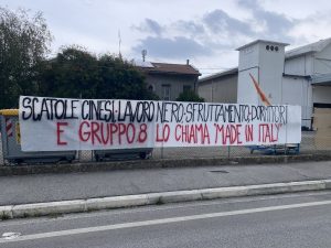 Lo striscione all'esterno del capannone di Cesena, in via Cavecchia, a Calisese.