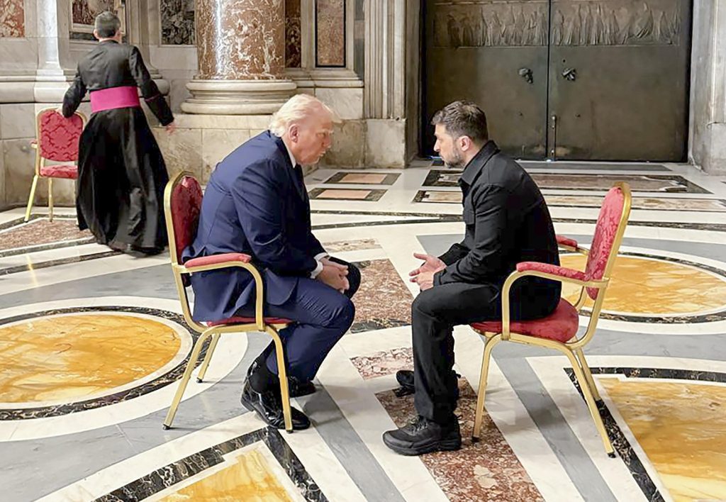 Una foto storica. Vaticano, 26 aprile 2025: funerale di Papa Francesco; incontro dentro San Pietro tra i presidenti Trump e Zelensky. Foto Afp/SIR