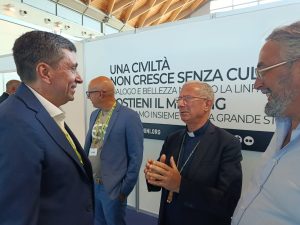 L'arcivescovo Antonio Giuseppe Caiazzo ieri al Meeting di Rimini mentre parla con il presidente della Fraternità di Comunione e liberazione Davide Prosperi. Con loro il responsabile di CL di Cesena, Paolo Chierici
