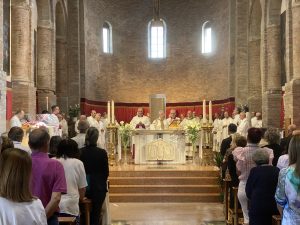 L'arcivescovo Antonio Giuseppe Caiazzo mentre presiede l'Eucaristia, questa mattina a Sarsina, in occasione della festa del patrono della città e della Diocesi, san Vicinio