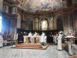 Venerdì 15 agosto 2025. Nella basilica del Monte di Cesena, l'arcivescovo Antonio Giuseppe Caiazzo presiede la Messa per l'Assunta. Con lui sull'altare l'abate don Mauro Maccarinelli e il vicario generale, monsignor Pier Giulio Diaco. Foto Silvia Paolucci
