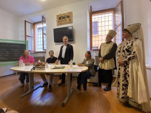 Nella foto un momento della conferenza stampa di questa mattina. Il presidente dell'associazione Giostra di Cesena, Daniele Molinari, illustra il programma dei prossimi giorni. Alla sua destra l'assessore alla cultura del Comune di Cesena, Camillo Acerbi