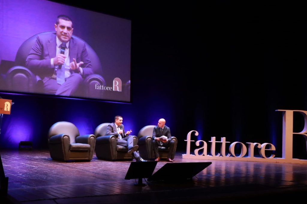 Nella foto di Sandra e Urbano -fotografi a Cesena - il presidente della Regione, Michele de Pascale questa mattina a Fattore R intervistato dal giornalista Gianluca Semprini