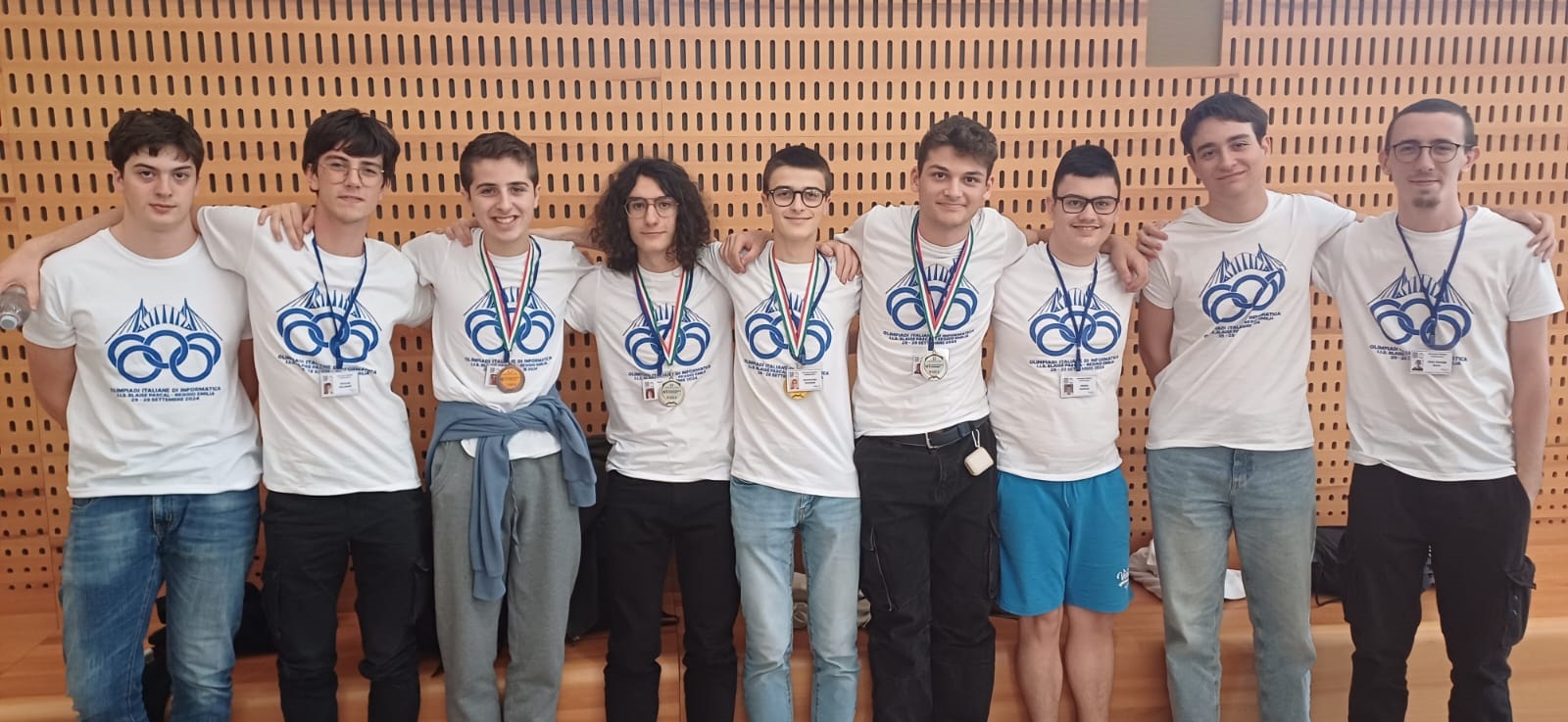 Alessandro Damiani, al centro nella foto, vincitore della medaglia d'oro alle finali nazionali delle olimpiadi di informatica svoltesi a Udine la scorsa settimana, è uno studente del quinto anno al corso di Scienze applicate del liceo Scientifico "Augusto Righi" di Cesena
