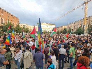 Piazza della Libertà questa sera gremita di gente per chiedere la fine della guerra nella Striscia di Gaza. Foto Sandra e Urbano, fotografi a Cesena