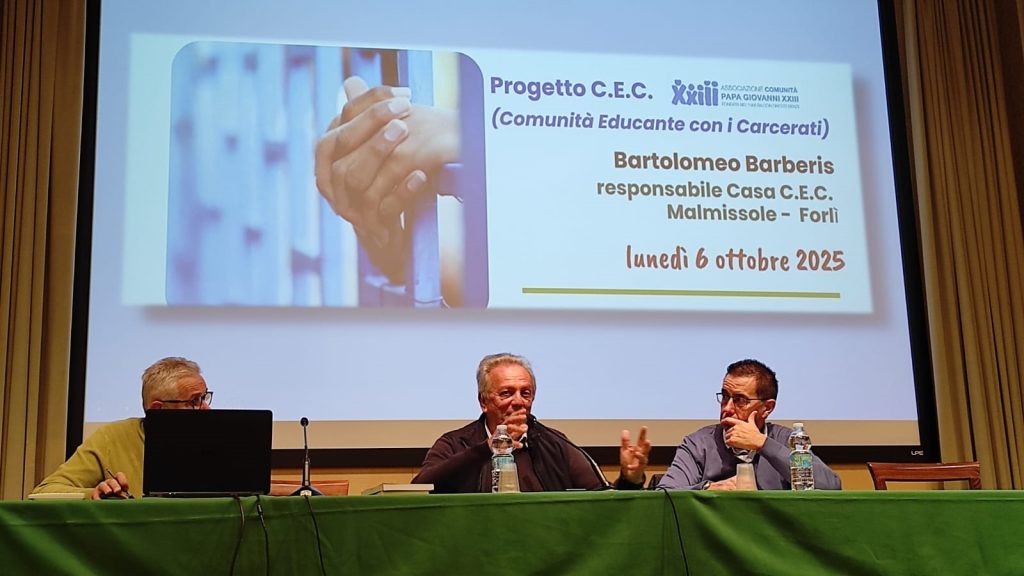 Nella foto un momento dell'incontro di ieri sera, in seminario a Cesena. Da sinistra: Ivan Bartoletti Stella, direttore della Caritas diocesana, Bartolomeo Barberis della comunità papa Giovanni XXIII e Marco Castagnoli, commissione diocesana Gaudium et spes