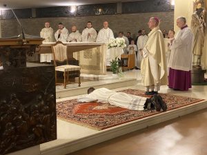 Nella fotografia, fra Simone Lunedei steso a terra durante il rito dell'ordinazione diaconale svoltasi ieri nella chiesa di Martorano di Cesena. La liturgia è stata presieduta dall'arcivescovo Antonio Giuseppe Caiazzo, vescovo di Cesena-Sarsina