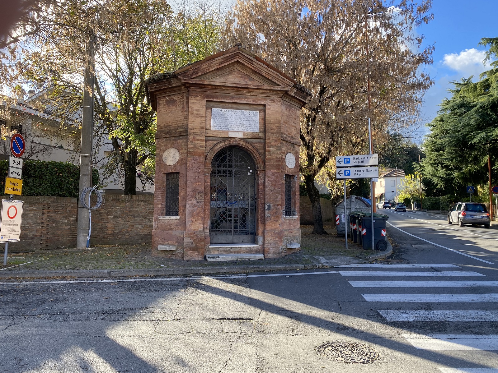 Nella foto, la celletta votiva nei pressi della chiesa dell'Osservanza, a Cesena. Da qui inizia l'Appennino tosco-romagnolo