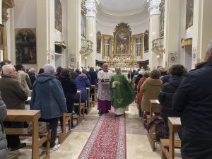 Il nuovo parroco di San Domenico, monsignor Pier Giulio Diaco, passa lungo la navata per benedire i fedeli che gremiscono la chiesa durante la Messa d'ingresso, oggi pomeriggio