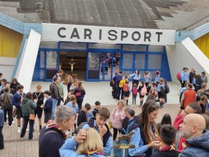 Scout all'esterno del Carisport, prima della Messa presieduta dal vescovo Antonio Giuseppe Caiazzo. Foto Alex Casalboni