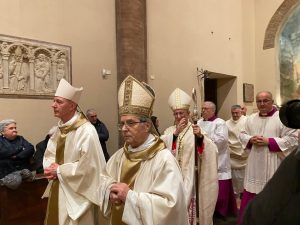 La processione introitale, questo pomeriggio in Cattedrale a Cesena per la Messa di chiusura dell'anno giubilare. Foto Pier Giorgio Marini