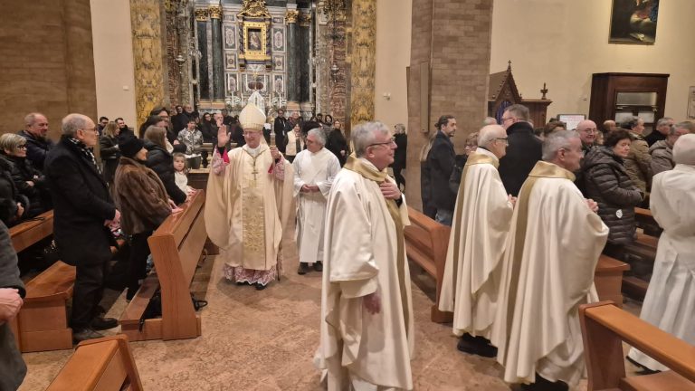 Il vescovo di Cesena-Sarsina, l'arcivescovo Antonio Giuseppe Caiazzo, durante la processione introitale, questa sera, in Cattedrale a Cesena, per la Messa della notte di Natale