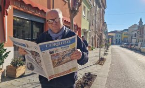 Il sindaco di Montiano Fabio Molari mentre legge il corriere Cesenate lungo le vie del paese collinare. Foto Matteo Venturi