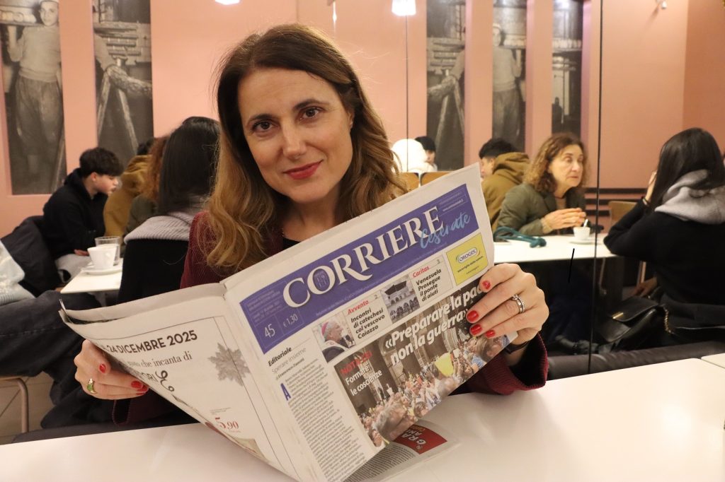 Nella foto Francesca Amadori mentre legge il Corriere Cesenate. Foto Sandra e Urbano - fotografi a Cesena