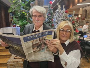 Renato e Nanda posano in favore di macchina fotografica a sostegno del nostro giornale. Foto Sandra e Urbano - fotografi a Cesena