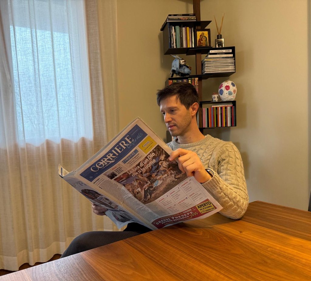 Marco Ramilli mentre legge il Corriere Cesenate nella sua abitazione cesenate