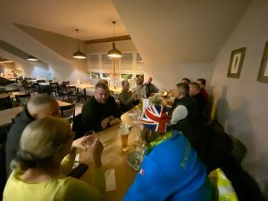 Don Alessandro, al centro, racconta la situazione alla delegazione cesenate