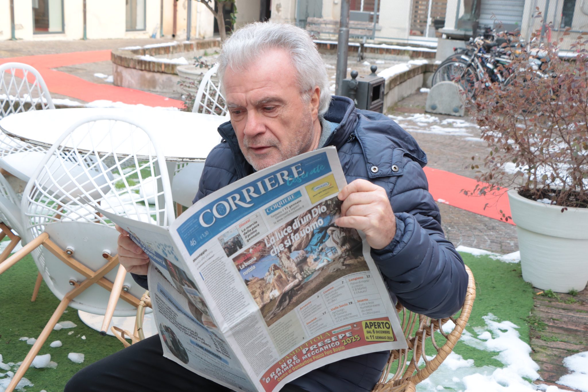 Il giornalista Davide Buratti mentre legge il Corriere Cesenate. Foto Sandra e Urbano - fotografi a Cesena. Con Buratti si chiude la campagna con i nostri testimonial.