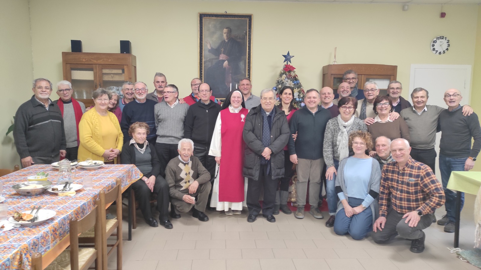 Foto di gruppo con il vescovo emerito Douglas Regattieri e suor Gloria Riva