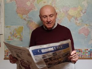 L'ex sindaco di Cesena Fausto Aguzzoni mentre legge il Corriere Cesenate