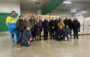 Foto di gruppo, questa mattina, alla Vignali trasporti, a Capocolle di Bertinoro. Al centro i due vescovi, l'arcivescovo Antonio Giuseppe Caiazzo e monsignor Domenico Beneventi