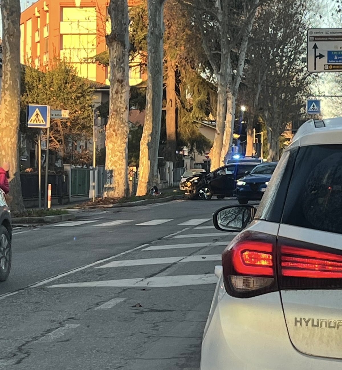 Nella foto, un momento dell'incidente di questa mattina lungo viale Marconi