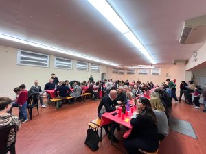 Nella foto, un momento della festa di Capodanno alla Mongolfiera, nei locali della parrocchia di Calisese (Cesena)