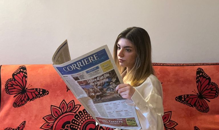 La giovane Lucia Fabbri, ex stagista al Corriere Cesenate, mentre legge il nostro giornale