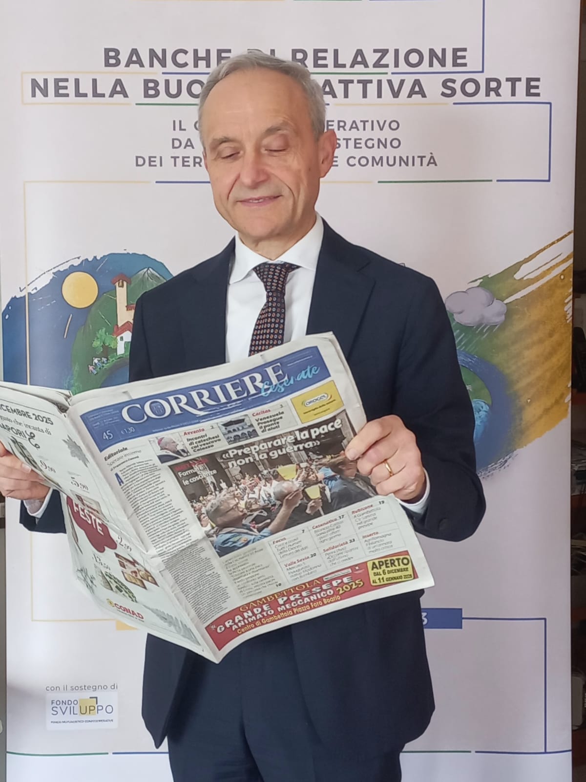 Il presidente della Bcc di Sarsina, Mauro Fabbretti, mentre legge il Corriere Cesenate