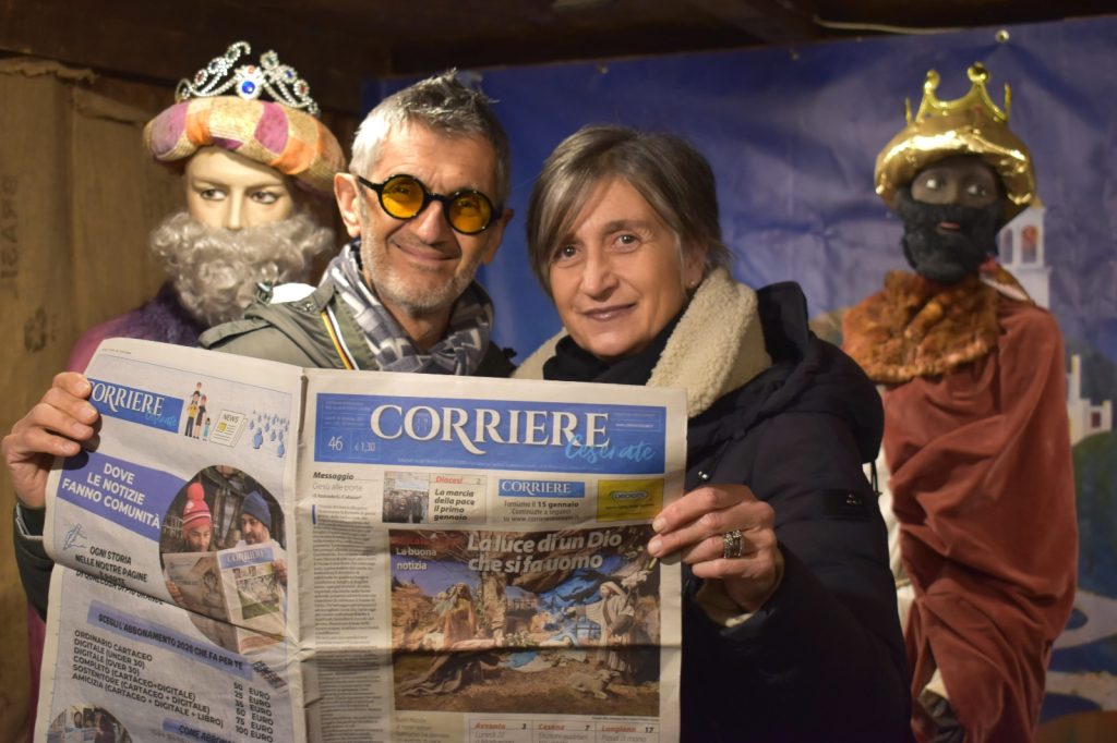 Nella foto, Mauro Ravaglia, già amministratore delegato di Linea sterile e presidente incoming del Rotary Cesena, con la moglie Claudia, mentre legge il Corriere Cesenate