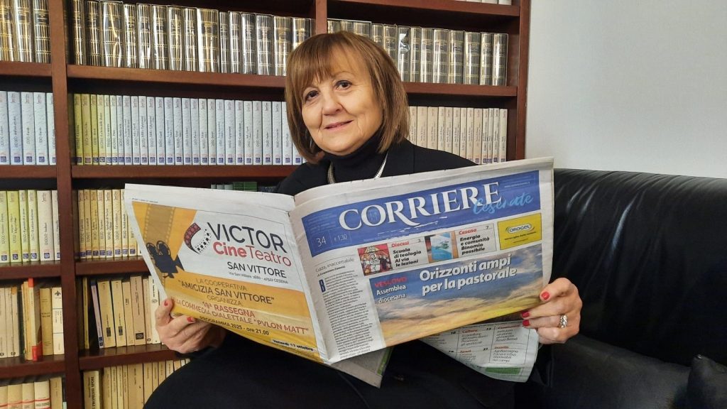 Ombretta Sternini mentre legge il Corriere Cesenate