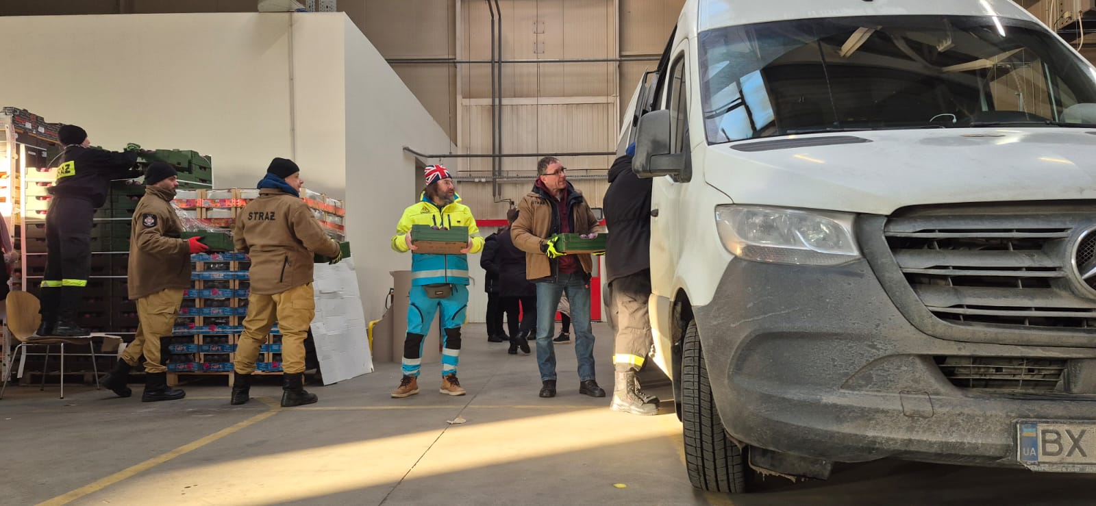 Nella foto di Israel De Vito, le operazioni di carico a mano su un mezzo diretto nel cuore dell'Ucraina condotto dal sacerdote locale, don Alessandro, cappellano militare