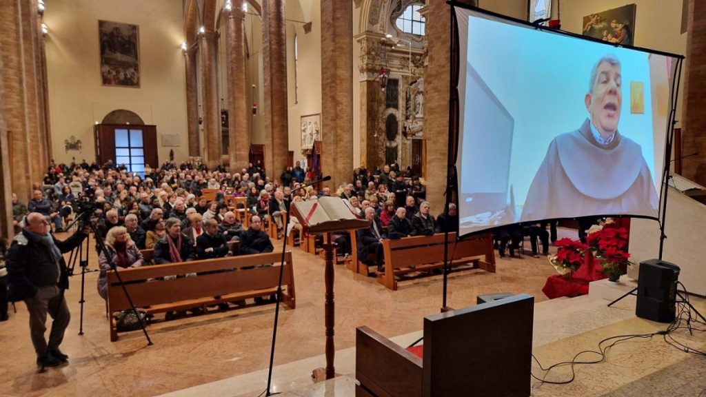 Cattedrale di Cesena, ieri, 1 gennaio 2026. Al termine della Marcia della pace si è tenuto un collegamento con padre Ibrahim Faltas, da Gerusalemme. Foto Pier Giorgio Marini