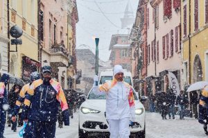 Pierluigi Alessandri, vicepresidente di Technogym, mentre porta la fiaccola olimpica lungo le vie del centro di Cesena, questa mattina sotto una fitta nevicata