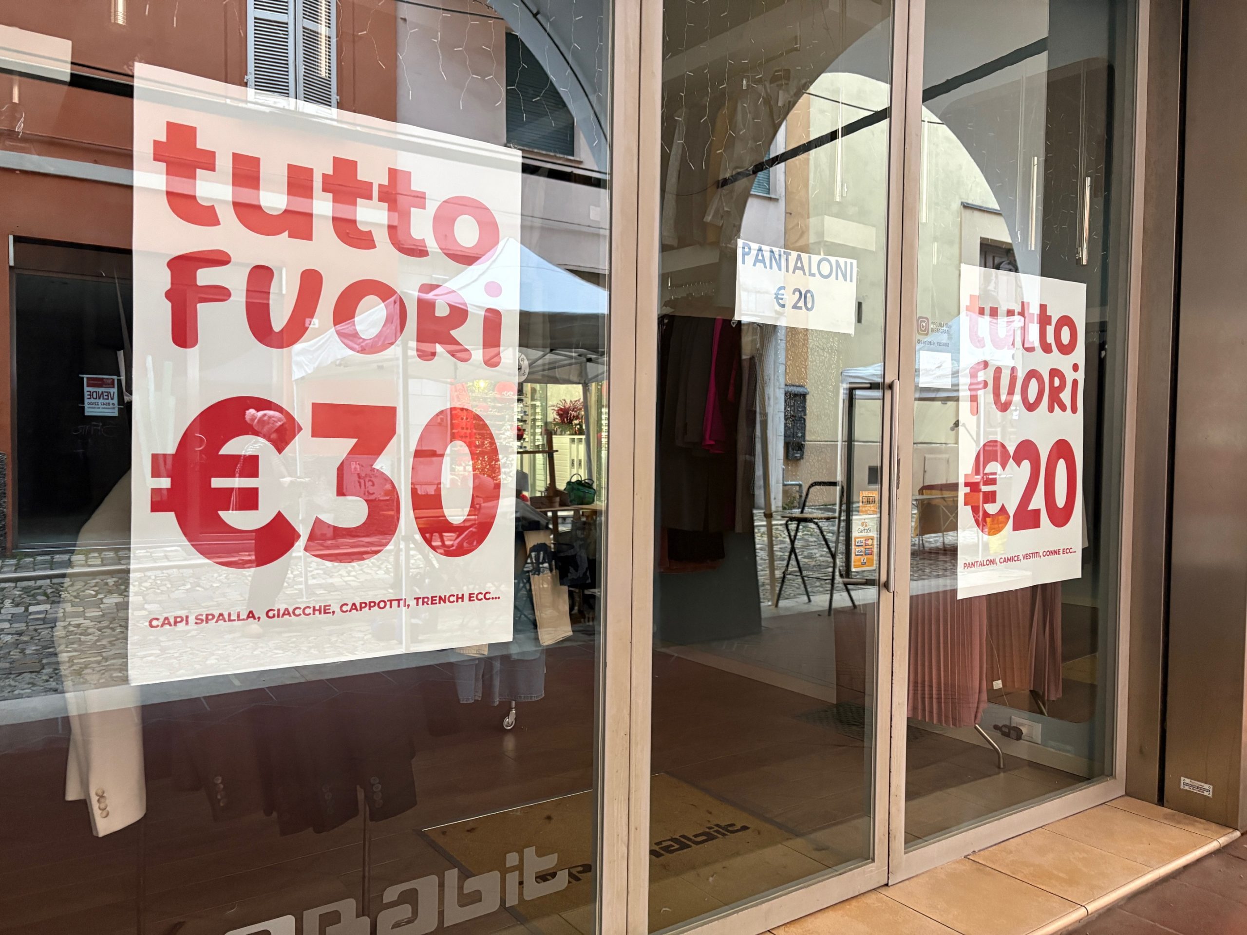 Al via i saldi. Vetrine con sconti da oggi, a Cesena. Foto Marco Rossi