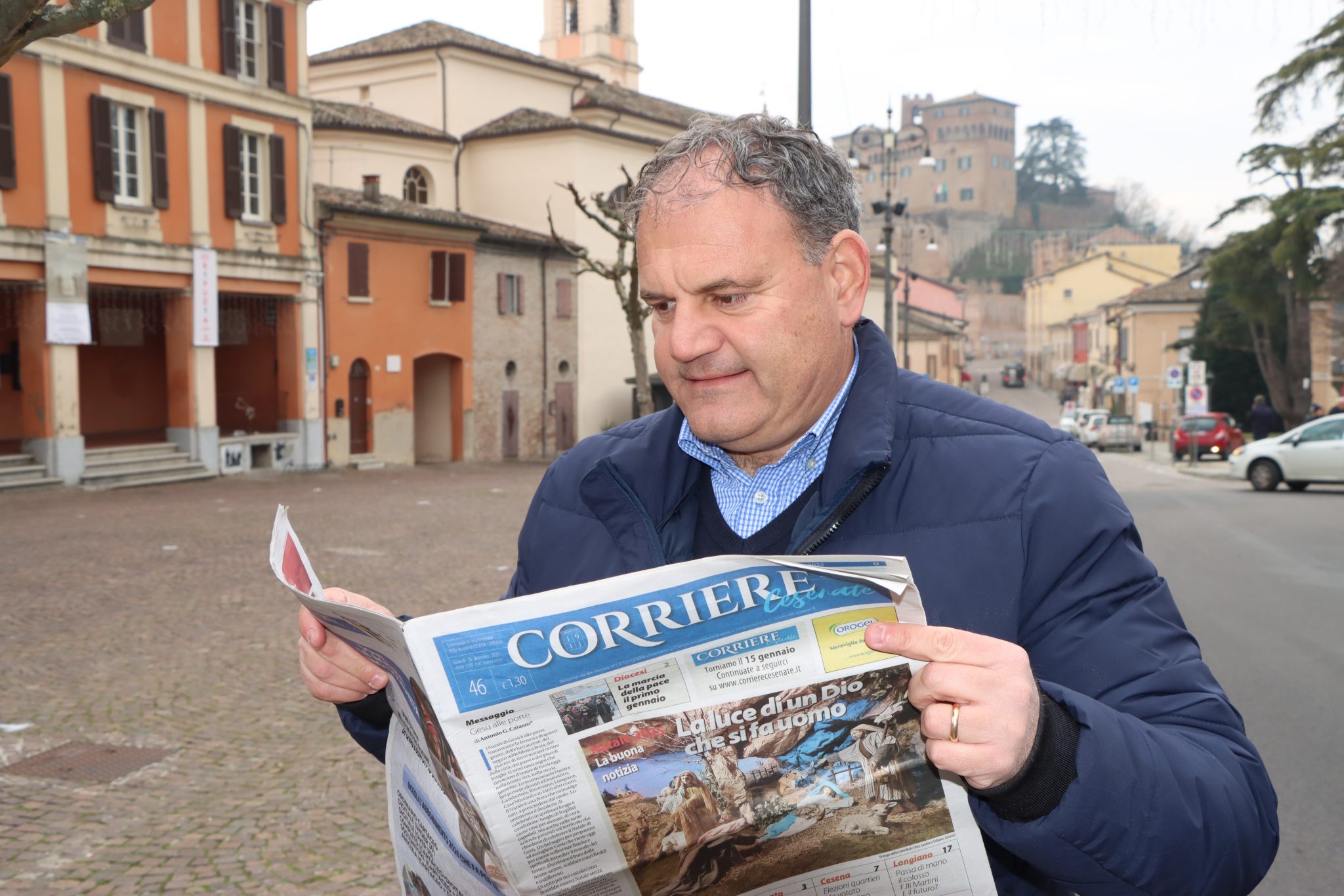 Il sindaco di Longiano, Mauro Graziano, mentre legge il Corriere Cesenate, in piazza del Comune. Foto Sandra e Urbano - fotografi a Cesena