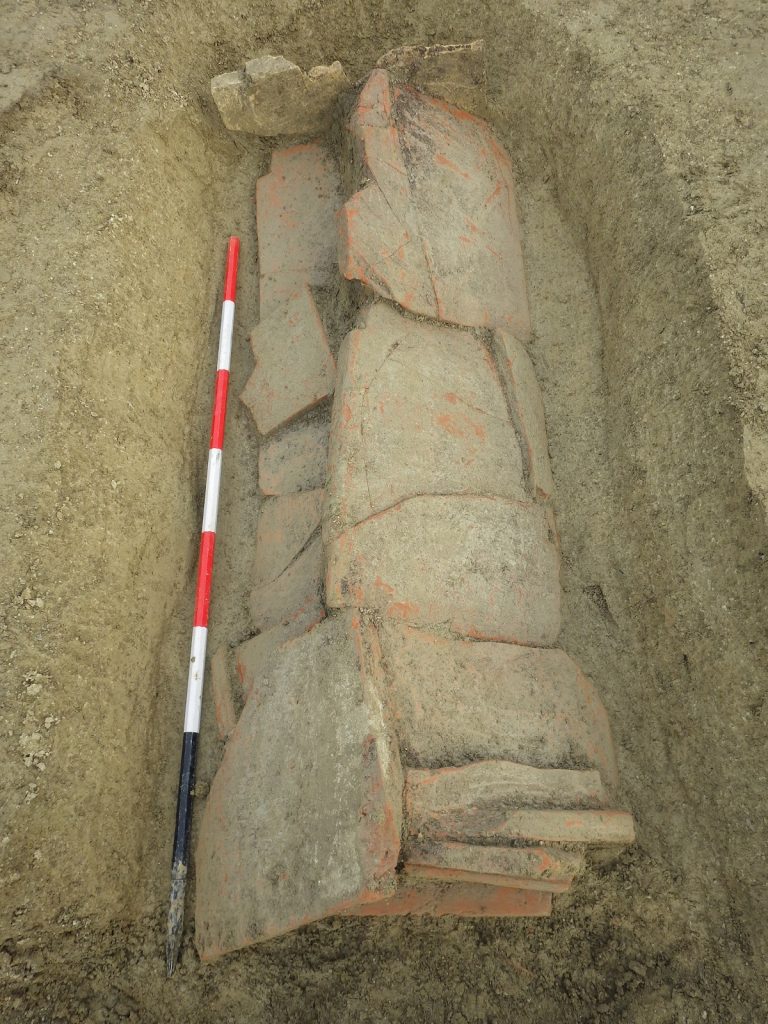 Tomba a cappuccina ritrovata a Bulgarnò. Foto Lorenzo Urbini
