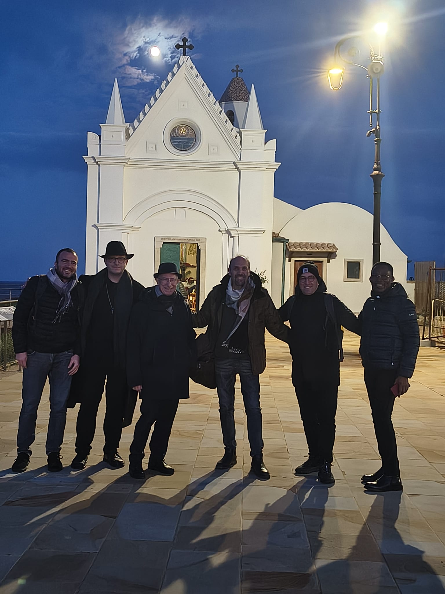 Con il vescovo di Cesena-Sarsina, l'arcivescovo Antonio Giuseppe Caiazzo, alcuni preti giovani, per qualche giorno di vacanza. Da sinistra, nella foto di Simone Farina: Don Fabio Pagliarani, don Simone Farina, Il vescovo Caiazzo, don Filippo Cappelli, don Gianni Cappelli, don Theo.