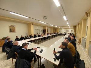 Nella foto, il colpo d'occhio della sala gremita ieri sera in seminario per l'incontro del vescovo di Cesena-Sarsina, l'arcivescovo Antonio Giuseppe Caiazzo, con quanti sono impegnati in ambito sociale e politico