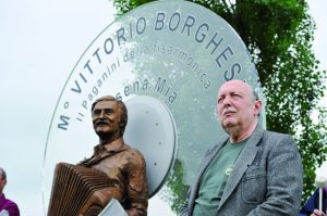 Maggio 2015. Claudio Borghesi in occasione dell'inaugurazione del momento dedicato al babbo, nella rotonda di Pioppa, su iniziativa dei Pasquaroli della frazione cesenate
