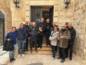 Gerusalemme, sabato 14 febbraio 2026. Don Piotr a centro, vicino al vescovo di San Marino-Montefeltro, monsignor Domenico Beneventi. Con loro il gruppo dei giornalisti Ucsi Emilia Romagna e fra Francesco Ravaioli, originario di Ravenna