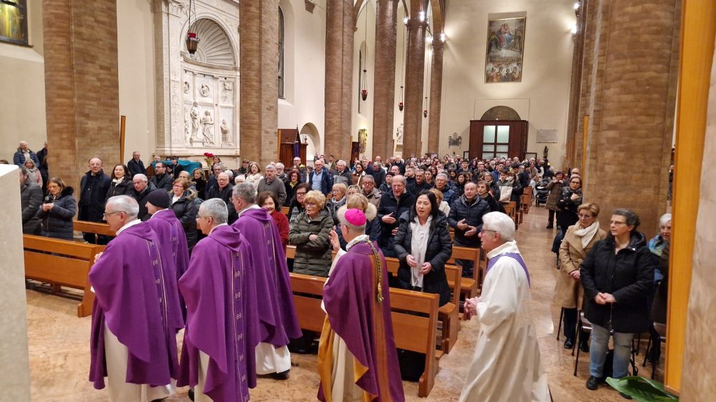 Nella foto di Pier Giorgio Marini la processione introitale della Messa per l'anniversario del riconoscimento della fraternità di Comunione e liberazione. La Messa è stata presieduta dal vescovo di Cesena-Sarsina, l'arcivescovo Antonio Giuseppe Caiazzo