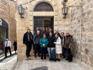 Nella foto, padre Ibrahim Faltas della Custodia di Terra Santa, con il gruppo di giornalisti Ucsi Emilia Romagna e il vescovo di San Marino-Montefeltro, monsignor Domenico Beneventi. Gerusalemme, venerdì 13 febbraio 2026