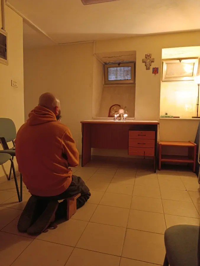 La preghiera nel rifugio a Gerusalemme. Foto fra Francesco Ravaioli