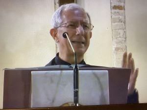 Nella foto il vescovo di Cesena-Sarsina, l'arcivescovo Antonio Giuseppe Caiazzo, ieri sera nella chiesa di San Vittore (Cesena) durante la quarta catechesi di Quaresima mentre commenta il brano del Vangelo sul cieco nato