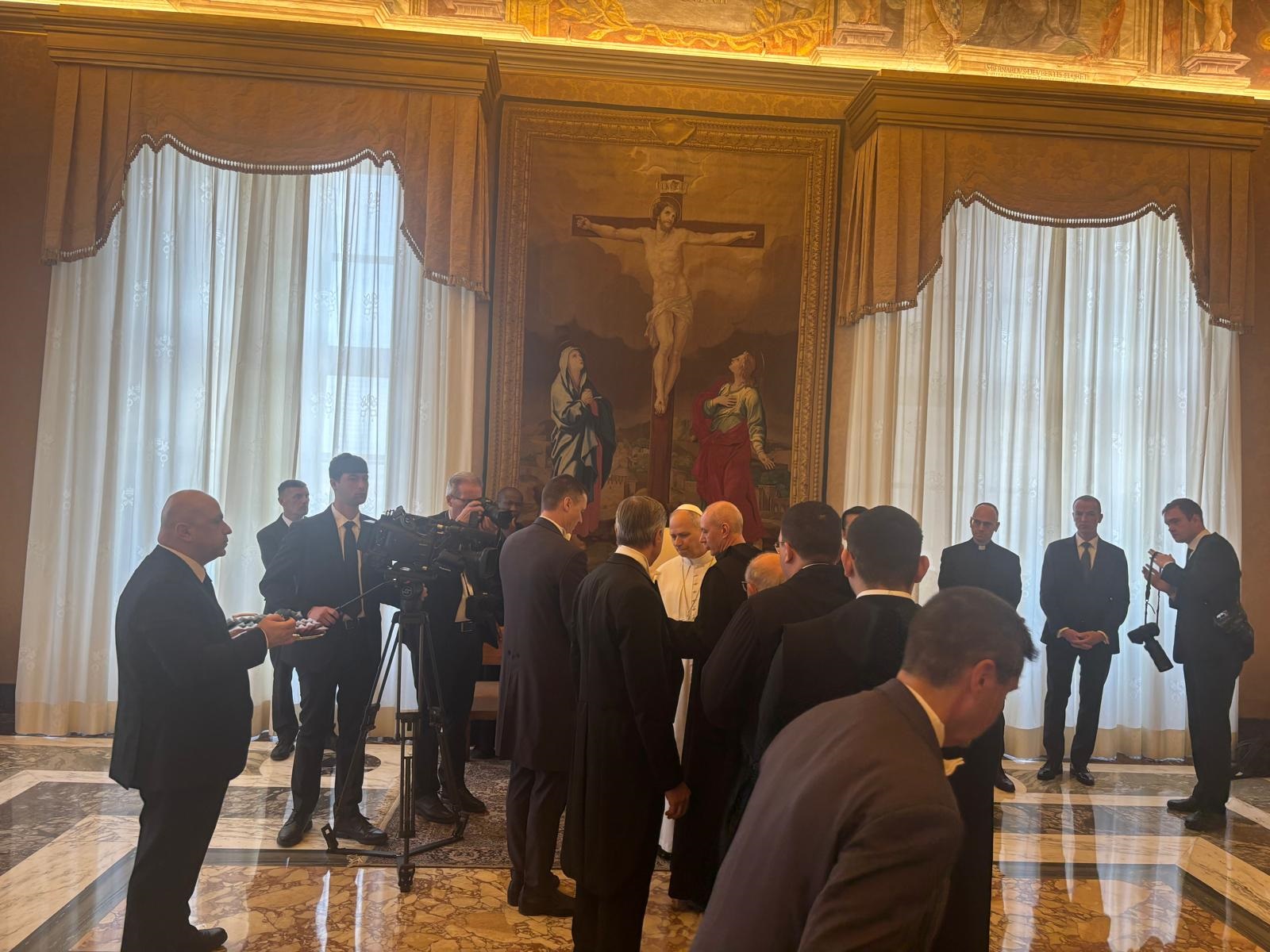 Nella foto, l'abate di Santa Maria del Monte (Cesena) dom Mauro Maccarinelli, mentre viene ricevuto, questa mattina, da Leone XIV, nel palazzo apostolico, a Roma