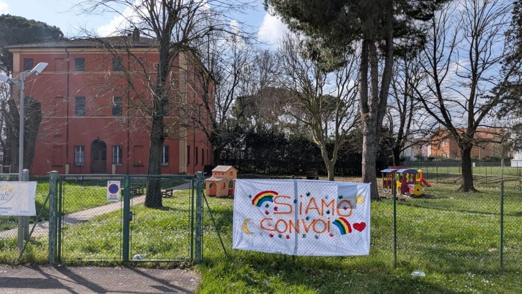 Alcuni cartelli all'esterno della scuola