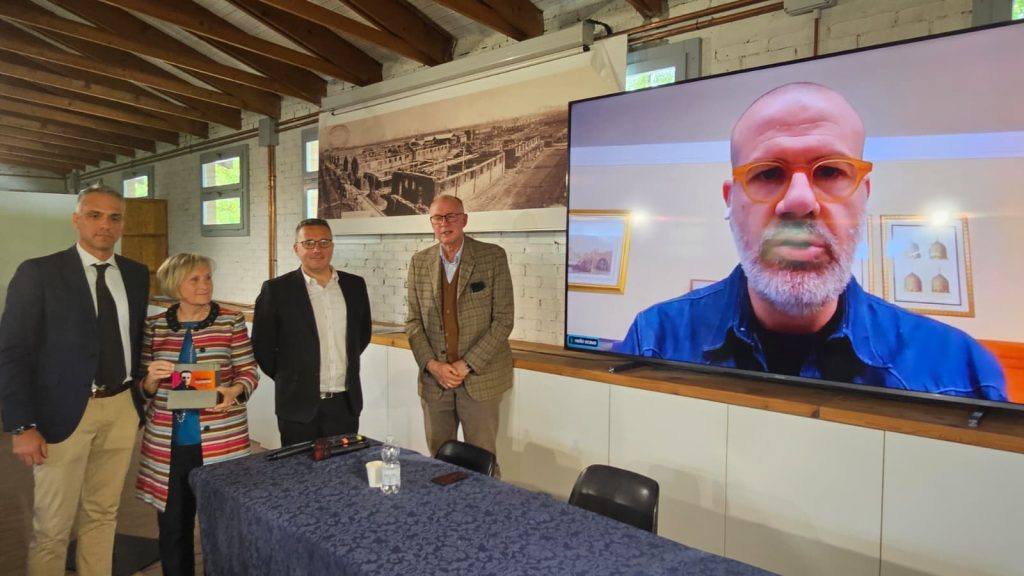 La "consegna" del Premio Focherini a Nello Scavo. Al centro Manuela Ghizzoni con il nipote di Odoardo Focherini, Francesco, e Luigi Mamma, direttore di Notizie, settimanale Fisc di Carpi. Foto Fondazione Fossoli
