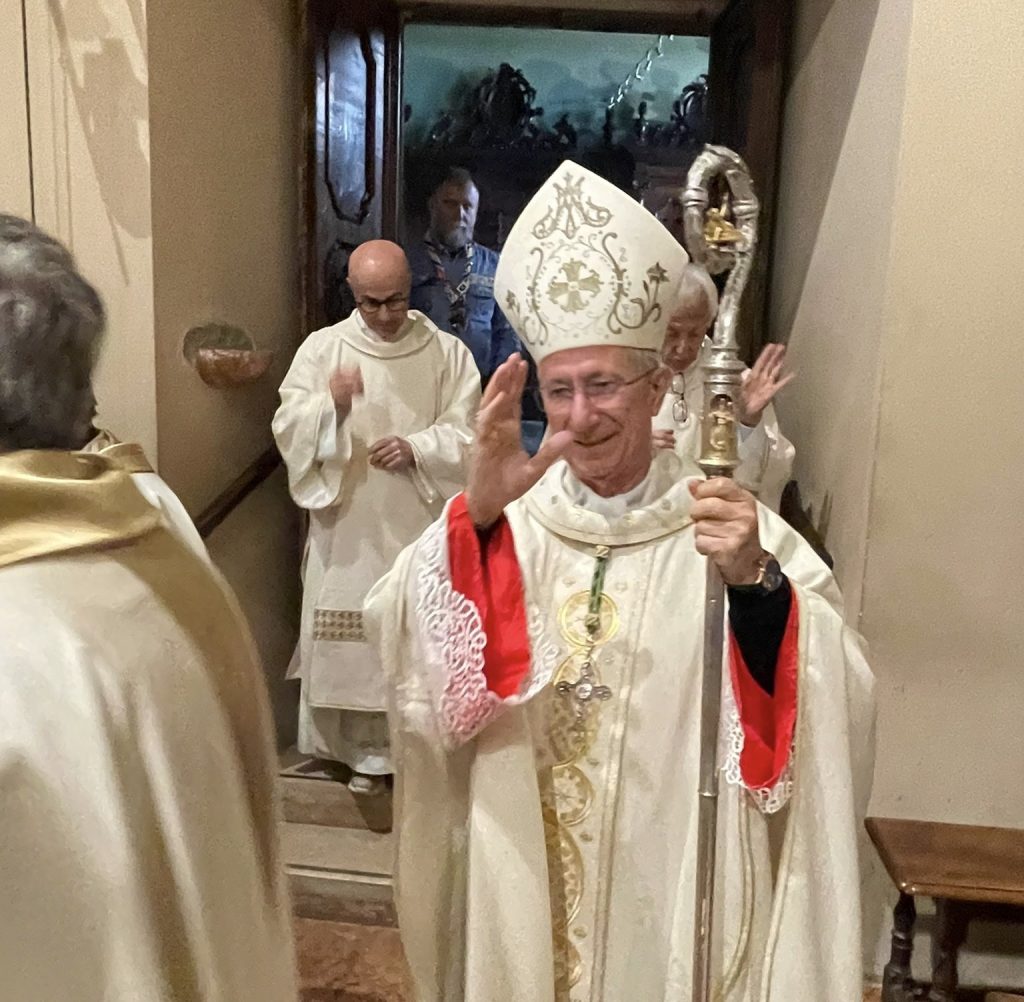 Nella foto, il momento dell'ingresso, questa mattina in Cattedrale a Cesena. L'arcivescovo Antonio Giuseppe Caiazzo, vescovo di Cesena-Sarsina, presiede l'Eucaristia per la festa della Madonna del Popolo, patrona della Diocesi