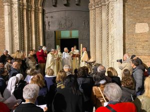 La benedizione del fuoco, questa sera in Cattedrale a Cesena, nella notte di Pasqua, l'inizio della Veglia pasquale. Foto Pier Giorgio Marini